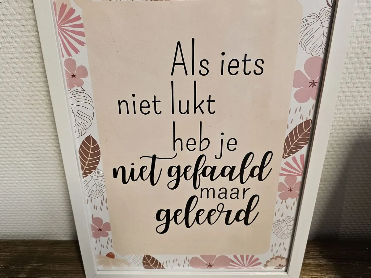 Een poster met bloemen: „Als iets niet lukt, heb je niet gefaald maar geleerd.”