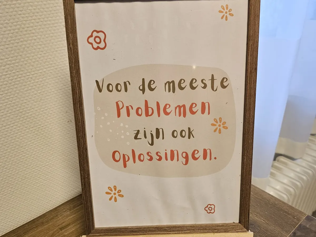 Een poster op een schildersezel: „Voor de meeste problemen zijn ook oplossingen.”
