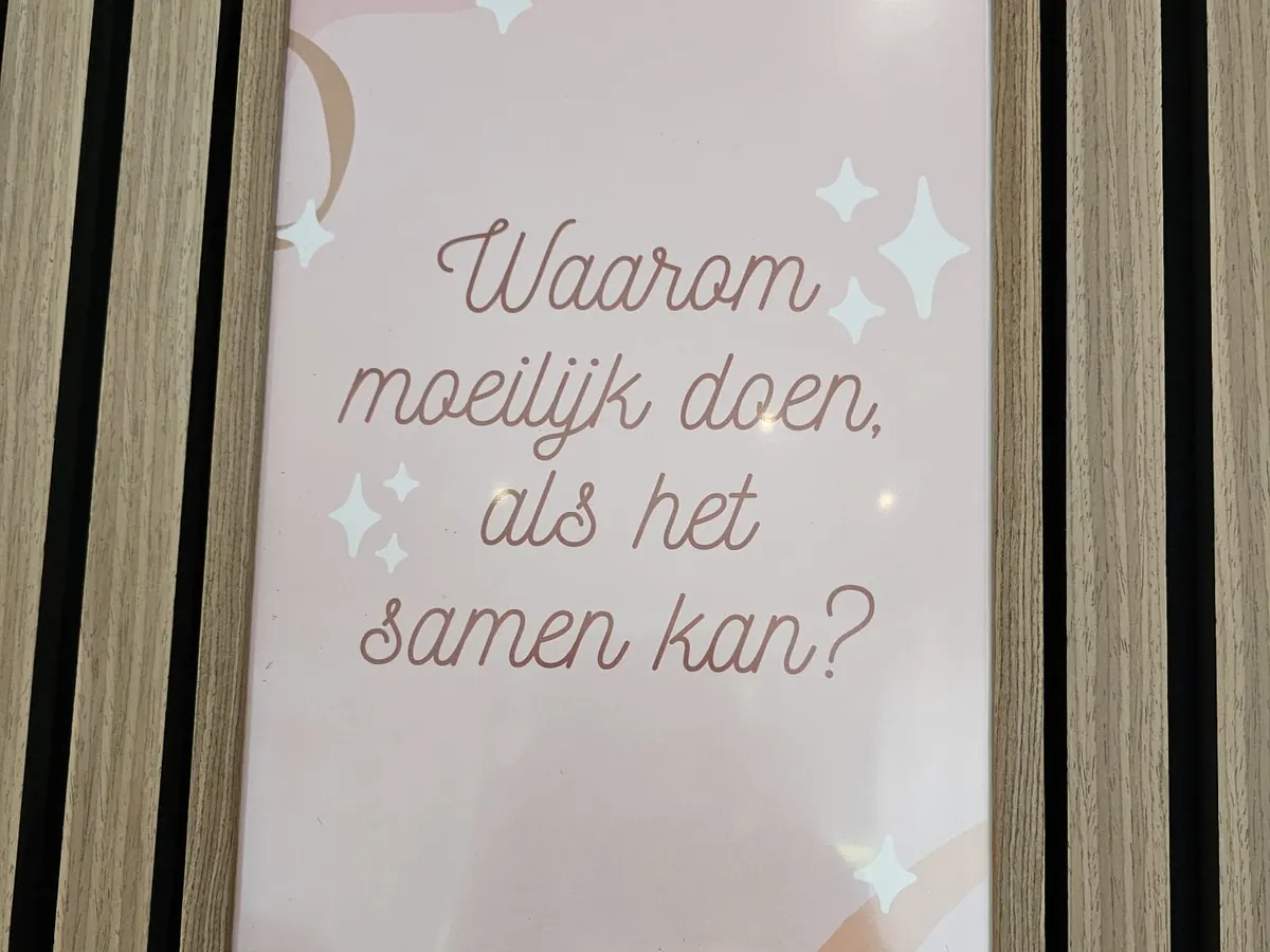 Een roze poster aan de latjeswand: „Waarom moeilijk doen, als het samen kan?”